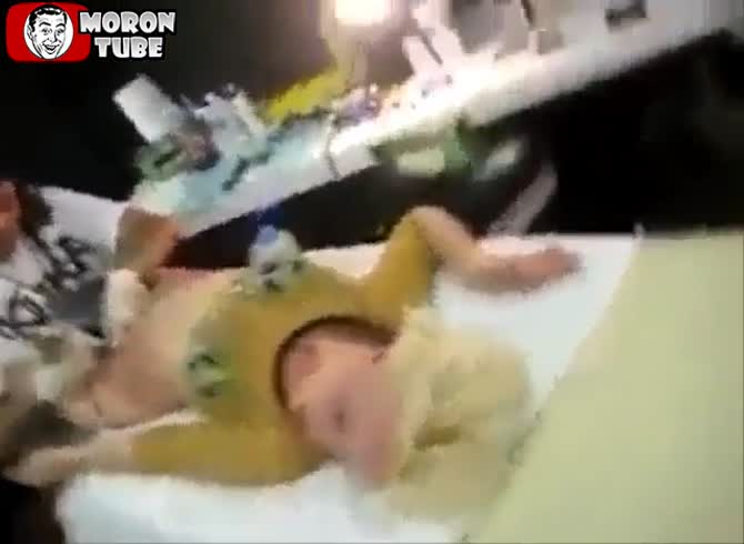 Video :When getting a tattoo, she can't resist cumming